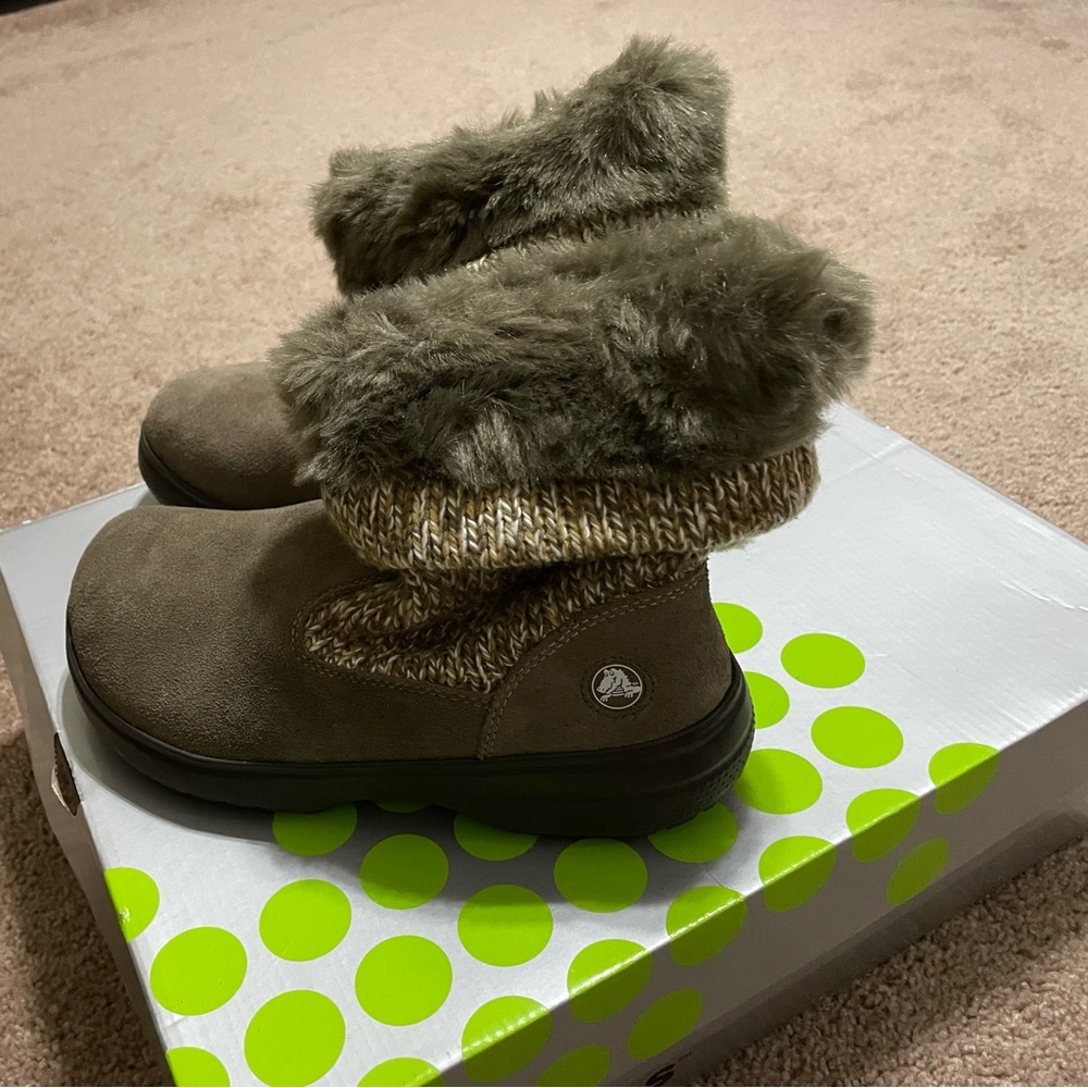 New in Box Crocs Cozy Sweater Bootie Size 9 Brown